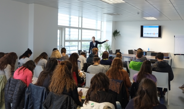 Veronica Peressotti presenta Tecnest agli studenti dell'IT Zanon Relazioni Internazionali e Marketing