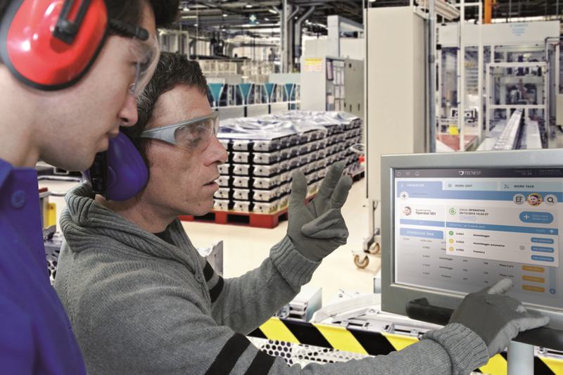 Immagine di fabbrica con operai che utilizzano la Smart Factory Console di FLEX for Industry 4.0